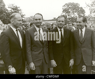 Le président américain Richard Nixon (à droite) rencontre les astronautes d'Apollo 11 (R-L) Neil A. Armstrong, Edwin E. Aldrin, Jr, et Michael Collins, sur la pelouse de la Maison Blanche à leur retour de leur bonne volonté mondiale d' 5 Novembre, 1969 à Washington, DC. Banque D'Images