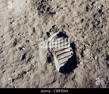 L'astronaute Neil Armstrong de la NASA montrant la photo de Buzz Aldrin's boot imprimer sur la surface de la lune de la mission Apollo 11 module. Neil Armstrong et Buzz Aldrin est devenu le premier à marcher sur la lune le 20 juillet 1969. Banque D'Images