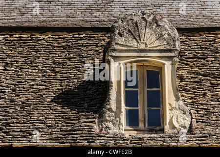 Toit traditionnel en pierre sculptée avec fenêtre, Cenac et St-Julien, Dordogne, France Banque D'Images