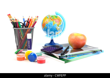 L'école et les fournitures de bureau sur fond blanc. Retour à l'école. Banque D'Images