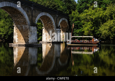 Voile excursion en canot sur la rivière Dordogne, Fayrac, Dordogne, Aquitaine, France Banque D'Images