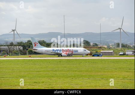 East Midlands Airport BMI BABY JET Boeing 737-300 remorqué vers le bas la voie de circulation Banque D'Images