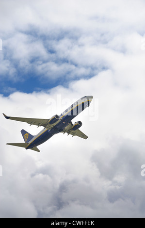 Jet Ryanair décollant de l'aéroport East Midlands England uk Banque D'Images