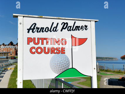 Arnold palmer putting course sign whitby angleterre uk Banque D'Images