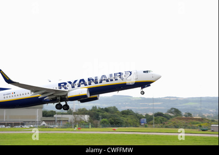 Jet Ryanair décollant de l'aéroport East Midlands England uk Banque D'Images