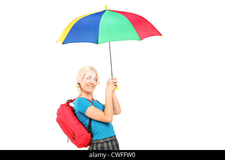 Une femme souriante avec sac d'école tenant un parapluie isolé sur fond blanc Banque D'Images