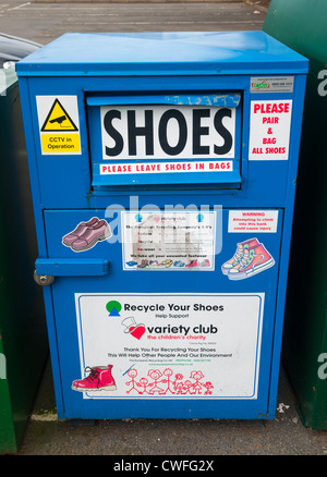 Une banque de recyclage des chaussures à Littlehampton, Shropshire, Angleterre Banque D'Images