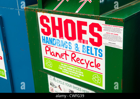 Chaussures, sacs à main et ceintures banque de recyclage à Littlehampton, Shropshire, Angleterre Banque D'Images