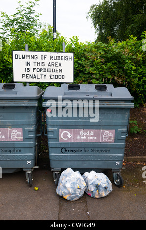 L'alimentation et de canettes de boisson recycling bin Banque D'Images