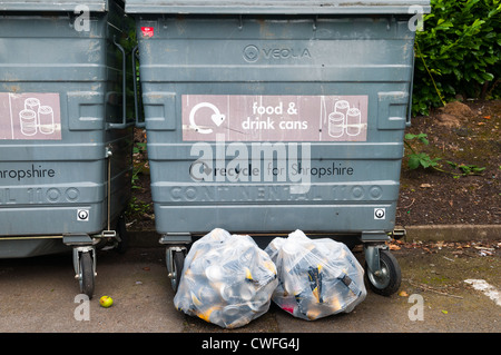 L'alimentation et de canettes de boisson recycling bin Banque D'Images