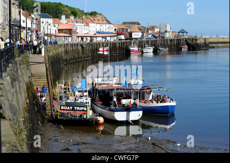 Voyage de plaisir bateaux dans le port de Whitby, North Yorkshire angleterre uk Banque D'Images