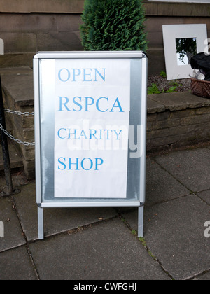 La RSPCA magasin de charité signe, Angleterre, Royaume-Uni. Banque D'Images