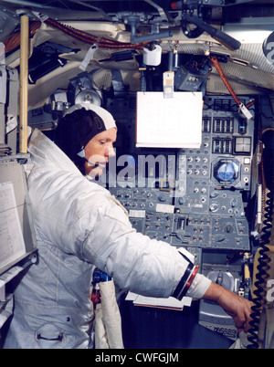 L'astronaute de la NASA Neil A. Armstrong, commandant de l'Apollo 11 mission d'atterrissage lunaire pratiques pour l'événement historique dans un simulateur du Module lunaire dans le bâtiment de formation des équipages, le 19 juin 1969 au Centre spatial Kennedy, en Floride. Banque D'Images