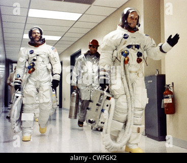 Les astronautes de la NASA Neil A. Armstrong courbes à bienfaiteurs dans le couloir de l'Manned Spacecraft Operations Building comme lui et Michael Collins et Edwin E. Aldrin Jr. se préparent à être transportés jusqu'à un complexe de lancement 39à entrer dans leur vaisseau spatial Apollo 11 le 16 juillet 1969 au Centre spatial Kennedy, en Floride. L'équipage est prévue pour le décollage sur la première mission habitée vers la surface de la lune. Banque D'Images