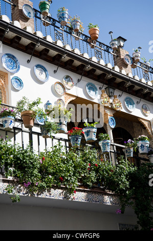 Maison traditionnelle dans le quartier Albaicin, Grenade, décoré de plaques de céramique colorée Banque D'Images