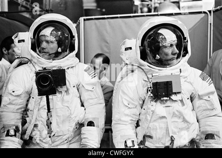 La NASA L'astronaute Neil Armstrong et Buzz Aldrin se préparer à Eva le 23 avril 1969, la formation du Manned Spacecraft Center à Houston, TX. Banque D'Images