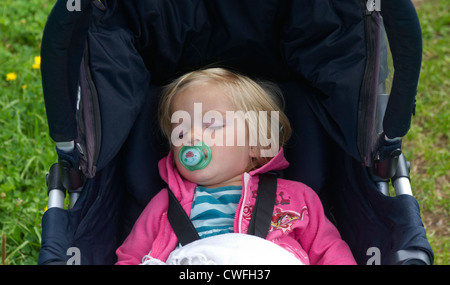 Portrait de bébé enfant fille blonde 1 ans dormir dehors Banque D'Images