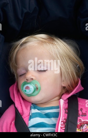 Portrait de bébé enfant fille blonde 1 ans dormir dehors Banque D'Images