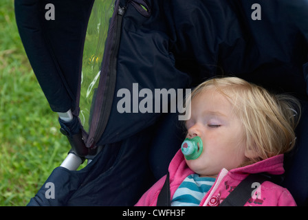 Portrait de bébé enfant fille blonde 1 ans dormir dehors Banque D'Images