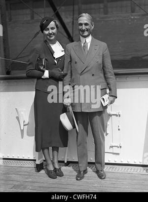 Miss Ellen Wilson McAdoo et son père, le sénateur William Gibbs McAdoo de Californie embarquez sur le S.S. Manhattan, 1934 Banque D'Images