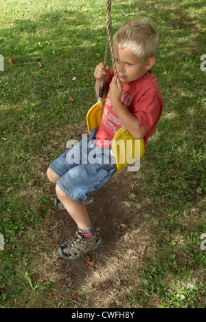 Blonde Enfant Garçon jouant avec un jardin d'été Banque D'Images