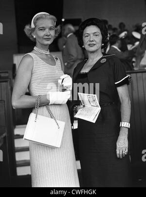 Mme Winston C.F. Guest et Mme Stephan Sanford debout dans une loge privée à Saratoga Race Course, Saratoga Springs, NY 1953 Banque D'Images