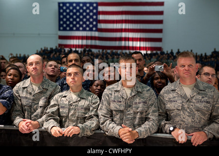 Les membres de l'assistance d'écouter que le président Barack Obama prononce une allocution lors d'un événement avec le personnel militaire de la Pensacola Nava Banque D'Images