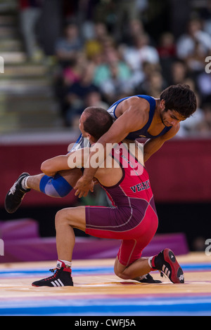 Amit Kumar (IND) -B- contre Radoslav Marinov Velikov (BUL) en 55kg en lutte libre aux Jeux Olympiques d'il t Banque D'Images