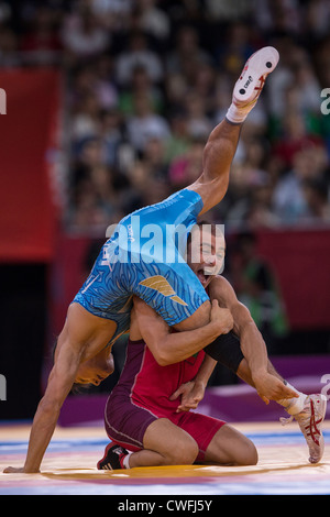 Shinichi Yumoto (JPN) -B- contre Radoslav Marinov Velikov (BUL) en 55kg en lutte libre aux Jeux Olympiques d'il t Banque D'Images