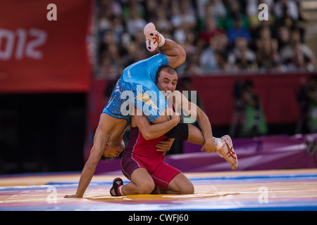 Shinichi Yumoto (JPN) -B- contre Radoslav Marinov Velikov (BUL) en 55kg en lutte libre aux Jeux Olympiques d'il t Banque D'Images