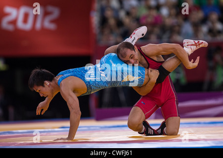 Shinichi Yumoto (JPN) -B- contre Radoslav Marinov Velikov (BUL) en 55kg en lutte libre aux Jeux Olympiques d'il t Banque D'Images