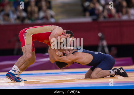 Vladimer Khinchegashvili (GEO) -B- vs Dzhamal Otarsultanov (RUS) en 55kg en lutte libre aux Jeux Olympiques d'il t Banque D'Images