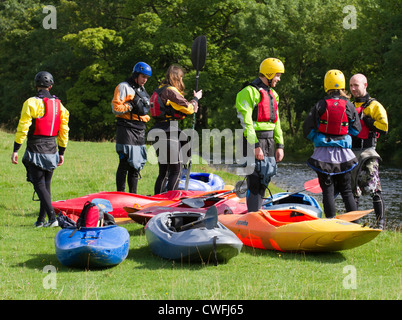 Les kayakistes sur la rivière Linton, près de Kilnsey Wharfdale, dans le Yorkshire Dales, Kilnsey près de Skipton, UK Banque D'Images