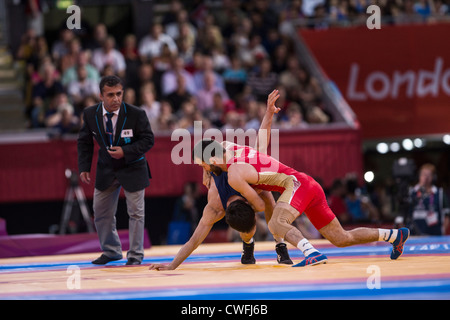 Vladimer Khinchegashvili (GEO) -B- vs Dzhamal Otarsultanov (RUS) en 55kg en lutte libre aux Jeux Olympiques d'il t Banque D'Images