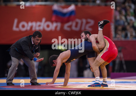 Vladimer Khinchegashvili (GEO) -B- vs Dzhamal Otarsultanov (RUS) en 55kg en lutte libre aux Jeux Olympiques d'il t Banque D'Images