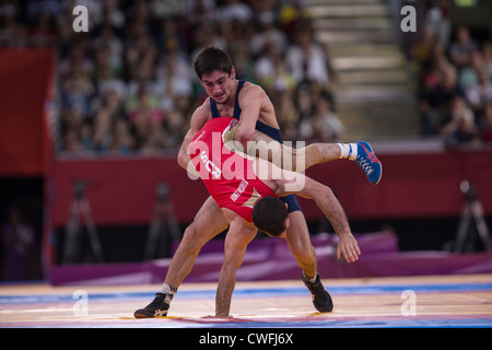 Vladimer Khinchegashvili (GEO) -B- vs Dzhamal Otarsultanov (RUS) en 55kg en lutte libre aux Jeux Olympiques d'il t Banque D'Images