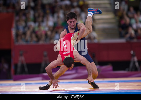 Vladimer Khinchegashvili (GEO) -B- vs Dzhamal Otarsultanov (RUS) en 55kg en lutte libre aux Jeux Olympiques d'il t Banque D'Images