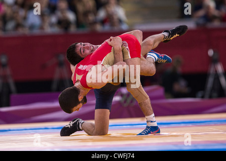 Vladimer Khinchegashvili (GEO) -B- vs Dzhamal Otarsultanov (RUS) en 55kg en lutte libre aux Jeux Olympiques d'il t Banque D'Images