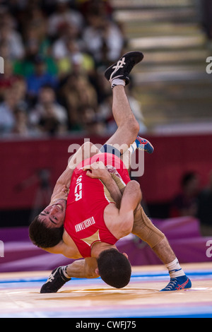 Vladimer Khinchegashvili (GEO) -B- vs Dzhamal Otarsultanov (RUS) en 55kg en lutte libre aux Jeux Olympiques d'il t Banque D'Images