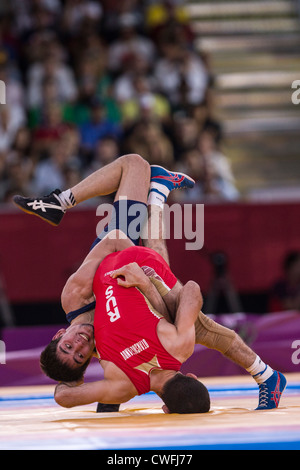 Vladimer Khinchegashvili (GEO) -B- vs Dzhamal Otarsultanov (RUS) en 55kg en lutte libre aux Jeux Olympiques d'il t Banque D'Images