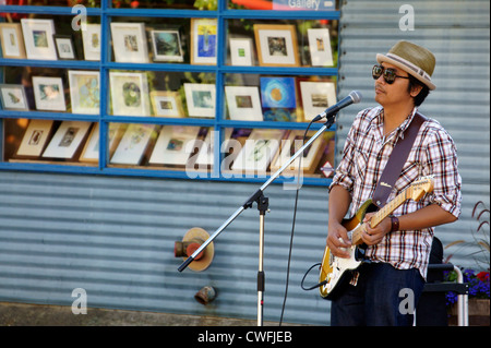 Jeune guitariste et chanteur d'effectuer à l'extérieur, Granville Island, Vancouver, British Columbia, Canada Banque D'Images
