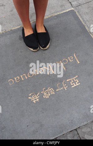 CA États-unis Californie San Francisco - femme debout sur un hommage à Jack Kerouac écrivain poète à côté de City Lights Books Banque D'Images