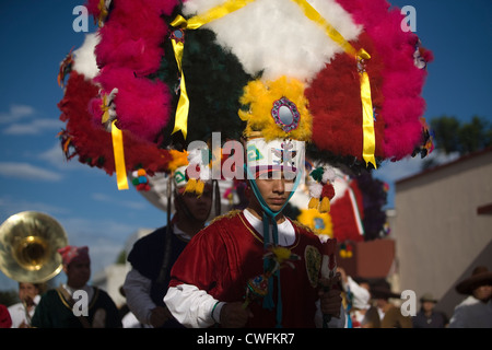 Un danseur effectue la danse de la plume ou Danza de la Pluma pendant la parade Guelaguetza à Oaxaca, Mexique, le 21 juillet 2012. Banque D'Images