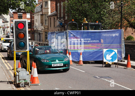 Feux de circulation temporaires au réseau national de routes à Southwell, Nottinghamshire, Angleterre, Royaume-Uni Banque D'Images