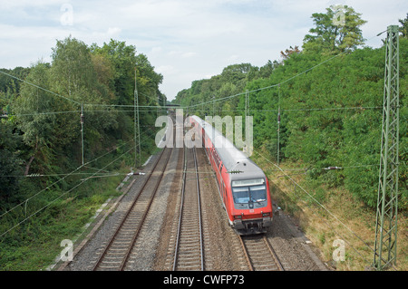 RE7 (train de voyageurs régionaux Express), de Cologne à Munster en passant par l'Allemagne Leichlingen Banque D'Images