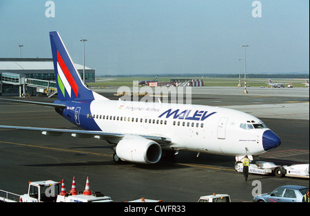 L'Hungarian Airlines avion à l'aéroport de Prague, en République Tchèque Banque D'Images