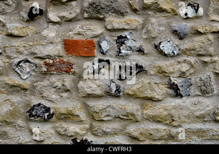 Refus d'accès, sécurité informatique concept. Bâtiment en pierre mur / détail de pierres vieillies avec incrustation de silex - Wiltshire Banque D'Images