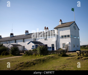 National Trust cottages blancs de garde-côtes Dunwich Heath Angleterre Suffolk Banque D'Images