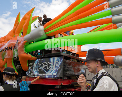 Les gens se rassemblent pour le plaisir et la célébration au cours de la première journée du carnaval de Notting Hill 2012 à Londres. Banque D'Images