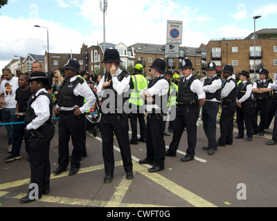 La présence de la police au cours de la première journée du carnaval de Notting Hill 2012 à Londres. Banque D'Images